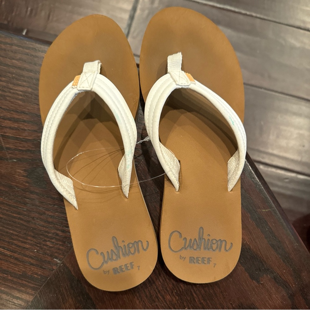 Reef Women’s Cushion Breeze flip flops size 7 in White and Tan